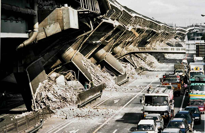 トラック運転中に地震発生 高速道路走行中などに地震に襲われた際の対処法とは