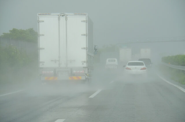 緊急時はどうするべき トラック運転中に遭遇する地震や水害 竜巻など対応方法とは 中古トラック販売 トラック流通センター