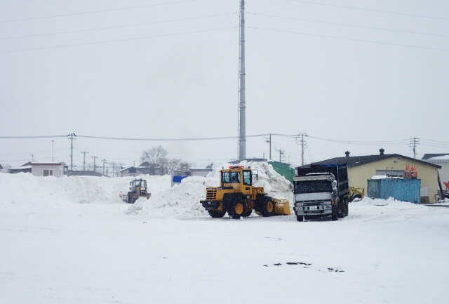 雪道 砂地 ぬかるみでトラックが立ち往生 スタック時の効果的な脱出方法と予防法とは