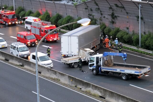 交通事故発生件数が低下するなかトラックの関係する事故発生件数は低下が進まない