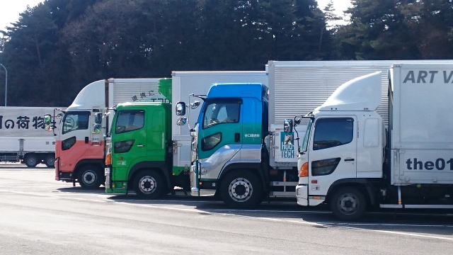 大量輸送を実現する大型トラックは長距離輸送業務に活用されることが多い