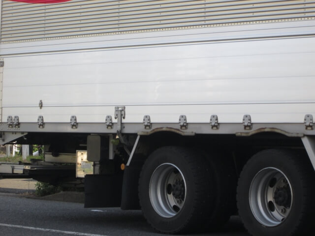 大型トラックの荷台や荷室には効率的な貨物輸送を実現する装備が搭載される