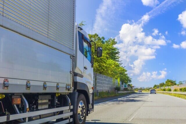 高い輸送品質と荷役性を両立させたウイングボディには派生車種が存在する