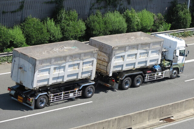 規制緩和で注目されるダブル連結トラックの運転資格は？