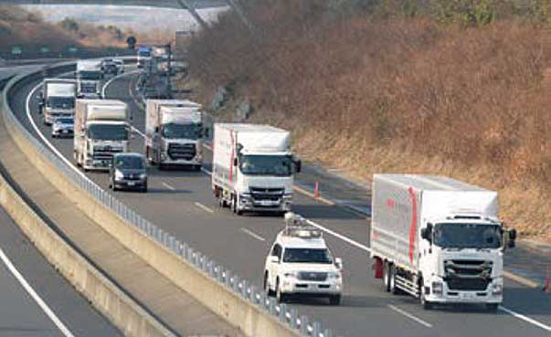 新東名高速上り方向を走行するトラックの隊列（平成30年1月23日、静岡県磐田市）2018年版「日本のトラック輸送産業・現状と課題2018（全ト協）」より...ザ・トラック