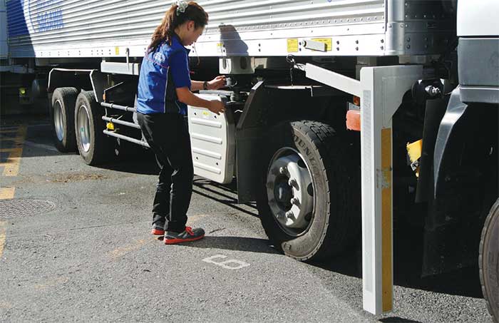 荷箱の脱着に際し、シャシの抜き差しのタイミング合わせが一番難しいところ。ツイストロックの位置をピタリと合わせるところに、高い運転技術が求められる。...ザ・トラック