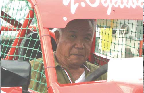 運転席に座った小川会長（2017年9月15日）...ザ・トラック