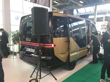 MOIA社が開発したシェアドバン車両（ITS世界会議における展示ブースにて）...ザ・トラック