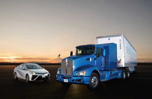米国で実験走行が行われているFCトラック。左はFC乗用車のMIRAI...ザ・トラック