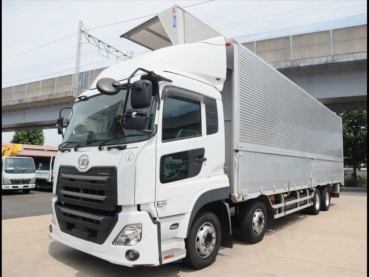 日産UD クオン 大型 ウイング エアサス ベッド の中古トラック【車両No.166502】
