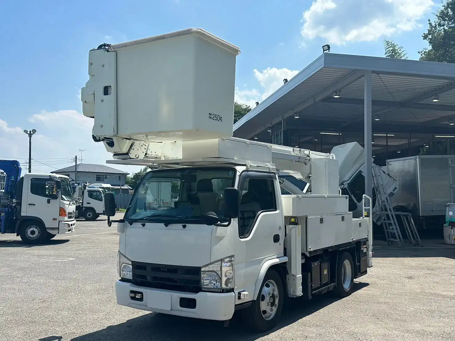 いすゞ エルフ 小型 高所・建柱車 高所作業車 電工仕様 の中古トラック【車両No.169789】