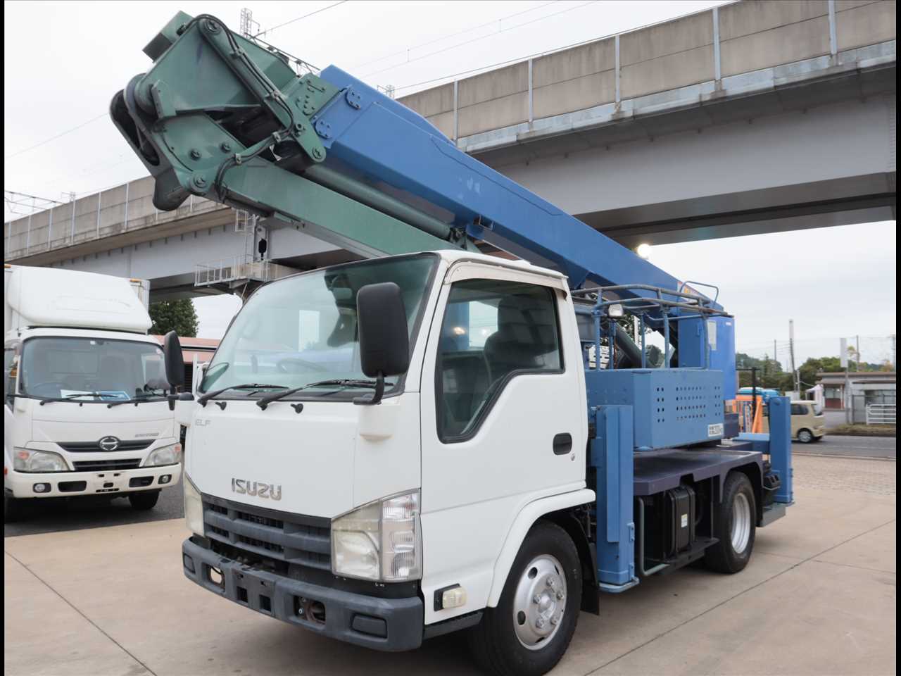 いすゞ エルフ 小型 高所・建柱車 高所作業車 BKG-NKR85N｜画像1