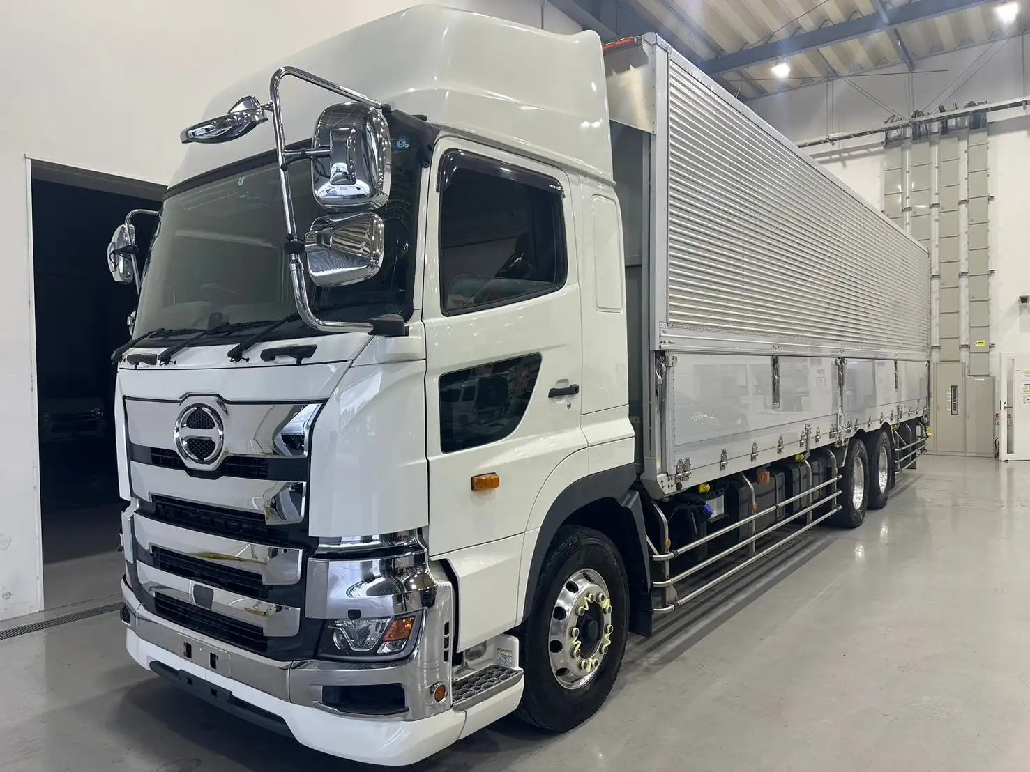日野 プロフィア 大型 ウイング ハイルーフ ベッド の中古トラック【車両No.175630】