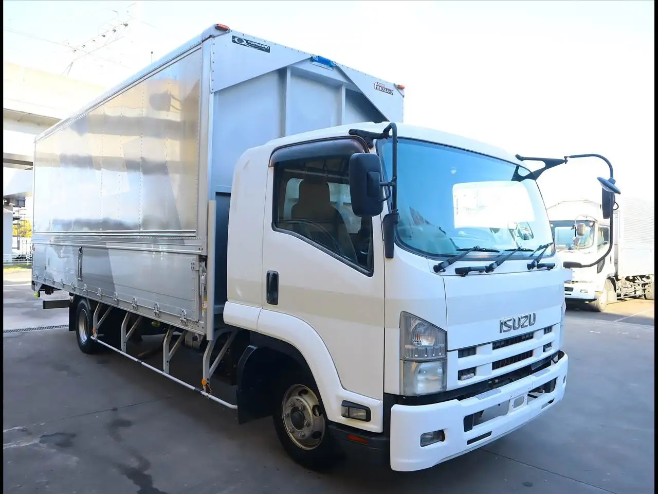 いすゞ フォワード 中型/増トン ウイング エアサス ベッド の中古トラック【車両No.180986】