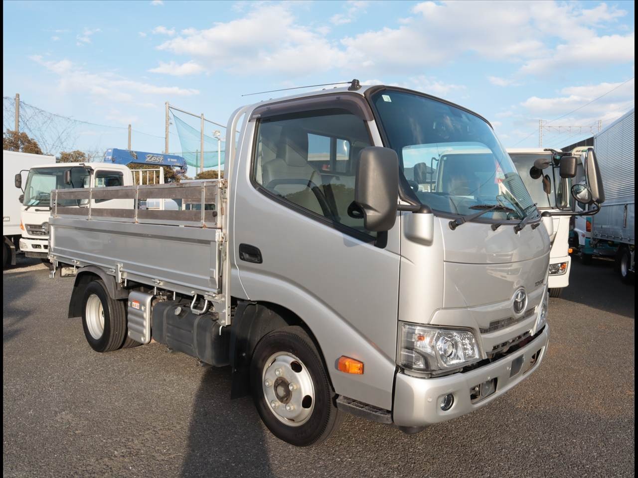 トヨタ トヨエース 小型 平ボディ 2RG-XZU605 R2の中古トラック画像2