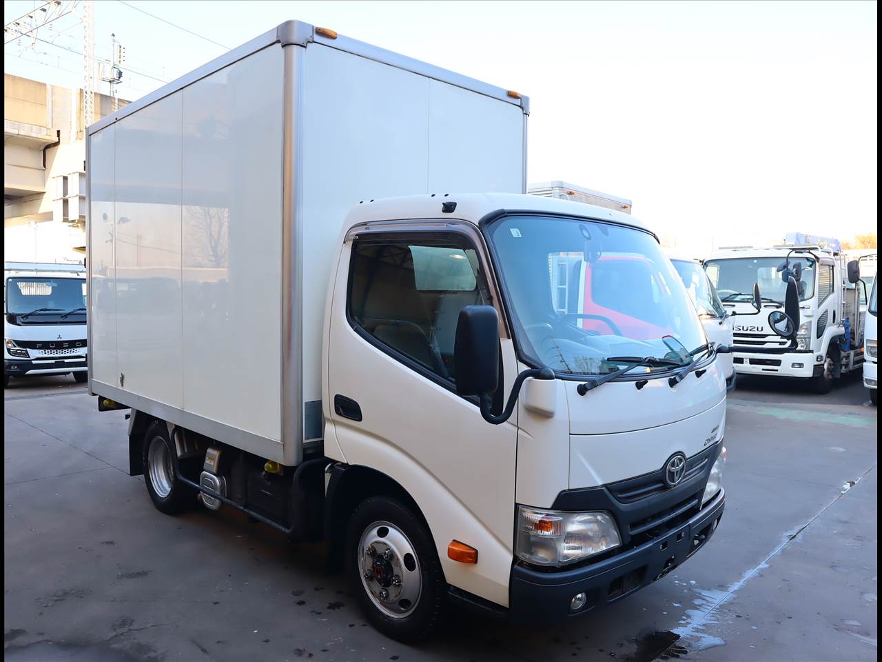 トヨタ ダイナ 小型 アルミバン TKG-XZC675 H28の中古トラック画像2